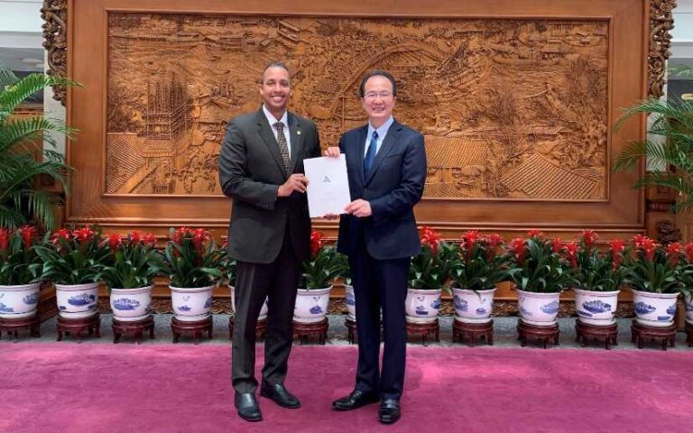 Compañero Michael Campbell presenta Copias de Estilo ante la Cancillería de China