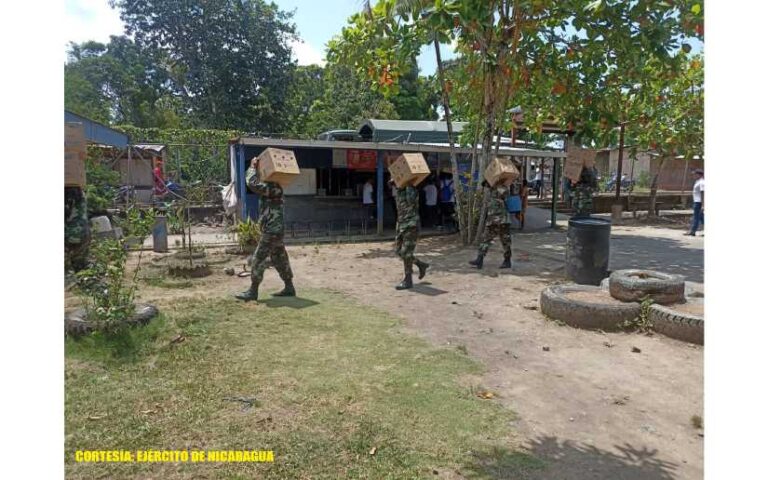 Destacamento Militar Sur participó en el cargue de paquetes alimenticios
