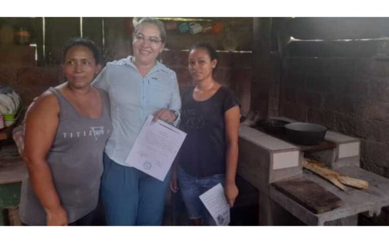 Entregan cocinas mejoradas a familias de la comunidad del Terrero y la Chota