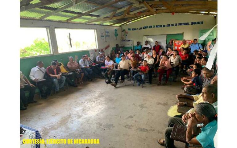 Ejército de Nicaragua se reúne con productores, ganaderos y comerciantes de Siuna