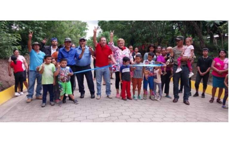 Inauguran calle adoquinada en comunidad Cañas Blancas en Jinotepe