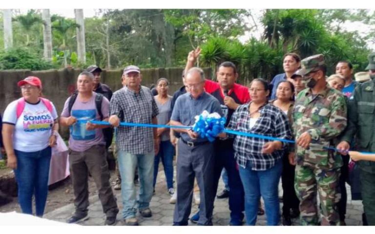 Calle adoquinada facilita el tránsito a familias en El Rosario