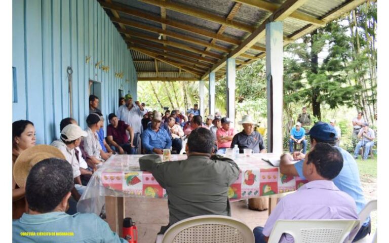 Ejército de Nicaragua participa en reunión con productores