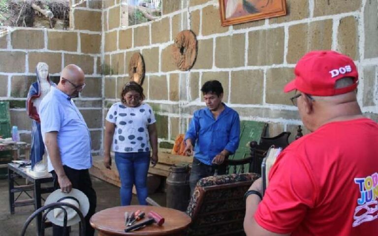 Autoridades visitan a maestros artesanos