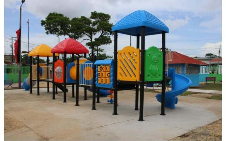 Familias de Bilwi inauguran mejoras del Parque Central “Rubén Darío”