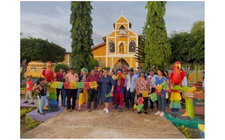 (+Fotos) Realizan entrega de remodelación del Parque Central El Almendro