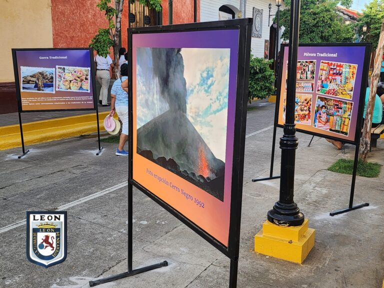 Inauguran en León una galería fotográfica por la Gritería Chiquita