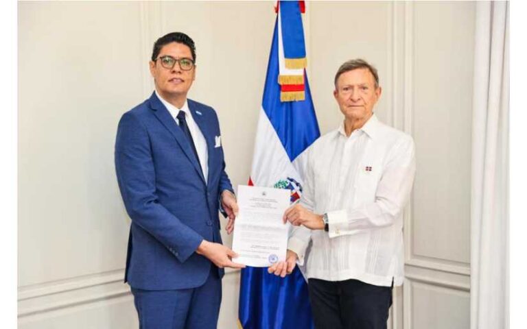 Compañero Harold Delgado, presentó las Copias de Estilo ante el Canciller Dominicano
