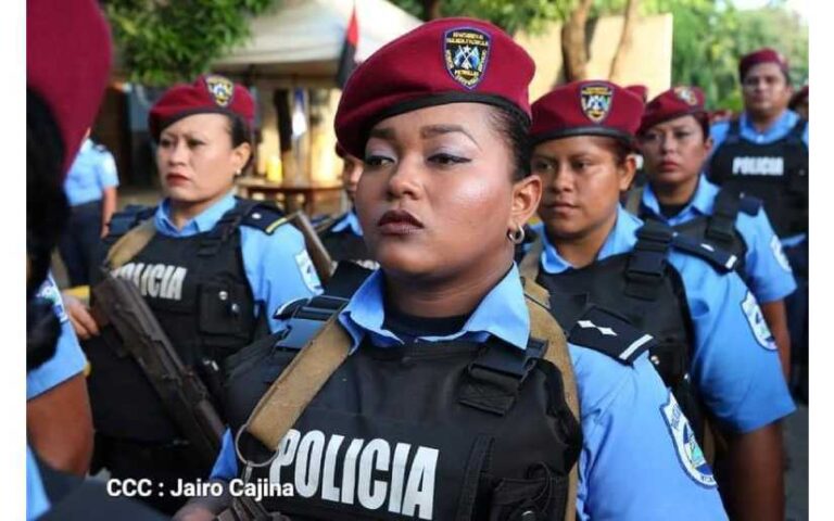 Vicepresidenta felicita a mujeres policías que asumen cargos de liderazgo