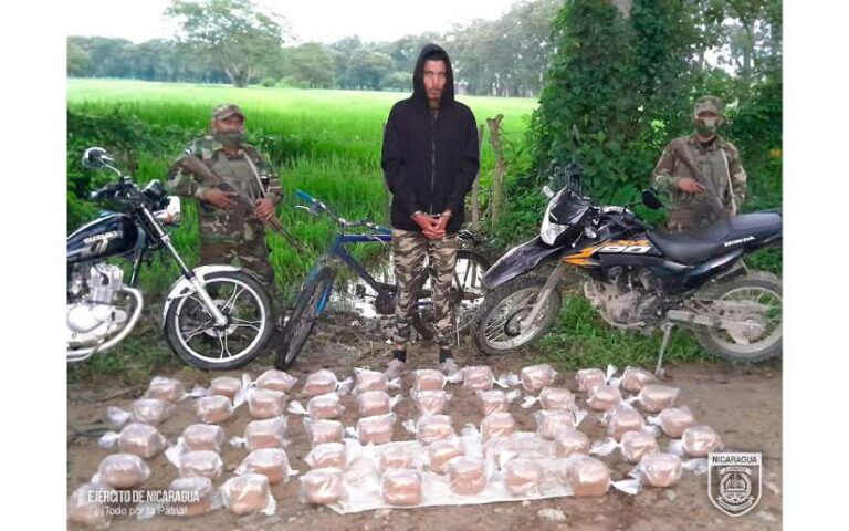 Ejército de Nicaragua incautó un saco que contenía 50 paquetes dobles de marihuana