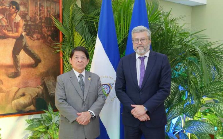 Embajador de la Unión Europea en Nicaragua entrega copias de estilo