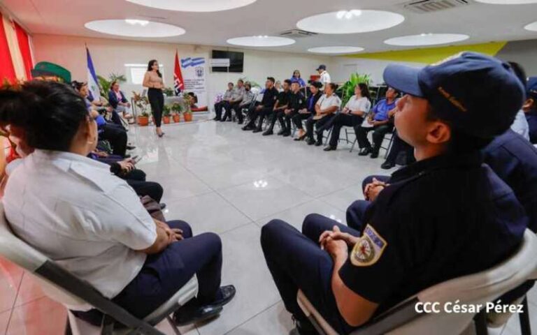 Presentan cartilla “Vivir con VIH” a servidores del Ministerio de Gobernación