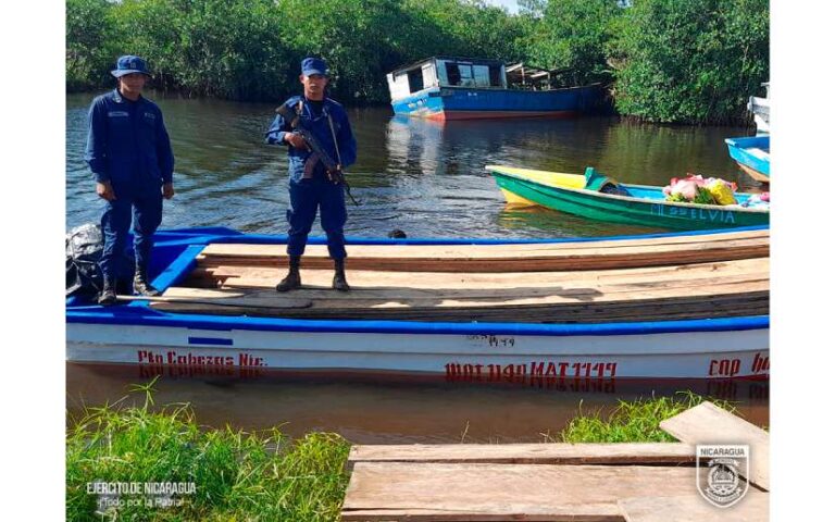 Fuerza Naval ocupa madera y pepinos de mar en el muelle de la comunidad de Lamlaya