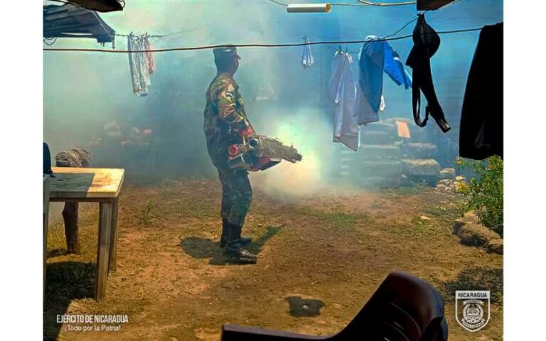 Ejército de Nicaragua participa en jornadas de fumigación en barrios de Rivas