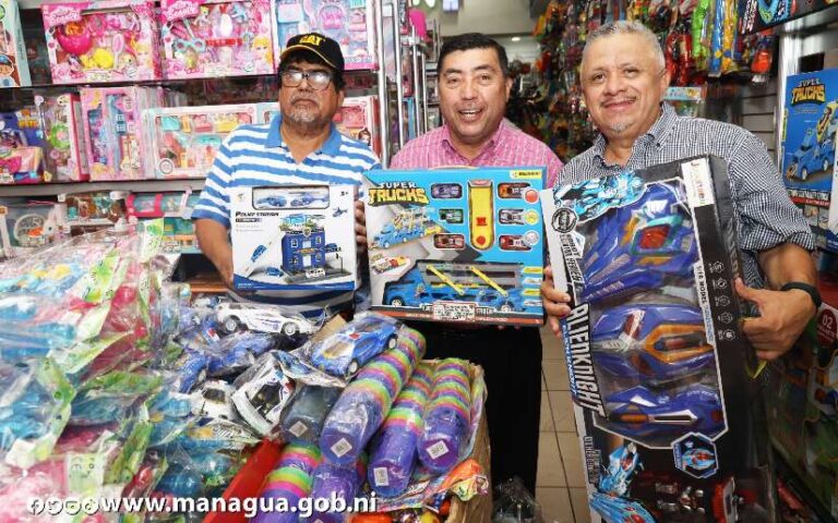 Comerciantes ofertan productos para las fiestas decembrinas a buen precio