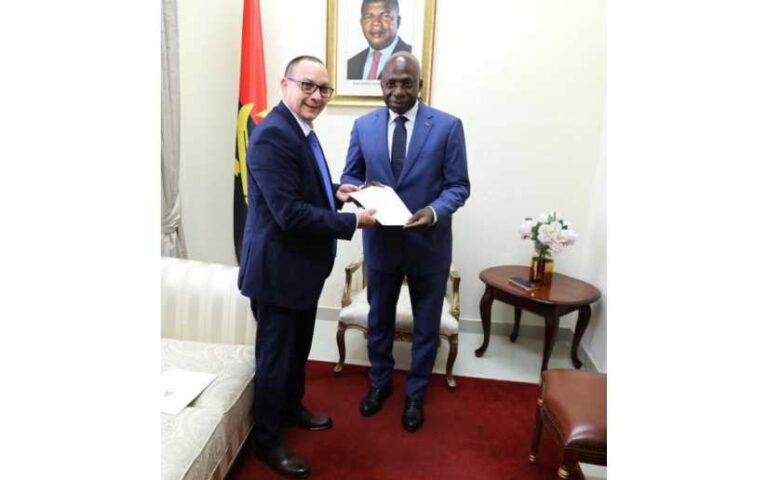 Embajador de Nicaragua presenta Copias de Estilo en Angola