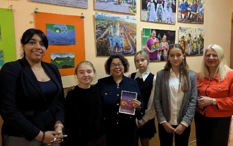 Inauguran exposición fotográfica en conmemoración de la Resistencia Indígena en Moscú