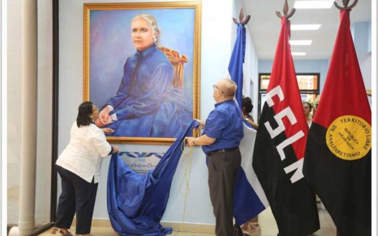 Mined realiza homenaje a la insigne Profesora Elena Arellano