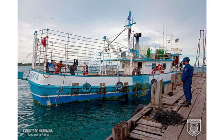 Fuerza Naval realiza protección e inspección a embarcaciones y flota pesquera industrial