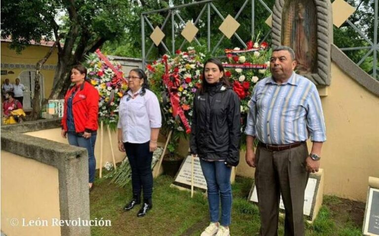 Flores en reconocimiento del legado de la familia Núñez Téllez