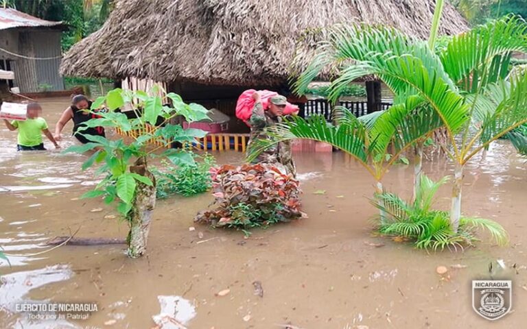 Ejército de Nicaragua realiza evacuación de personas en el departamento de Rivas