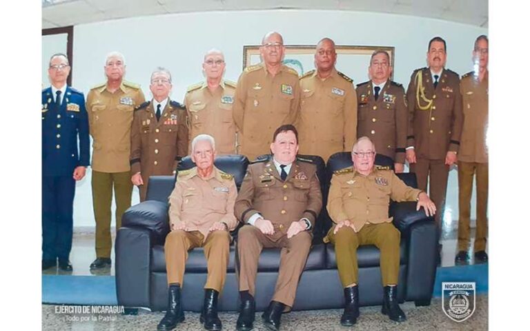 Comandante en Jefe del Ejército de Nicaragua en visita oficial a la República de Cuba