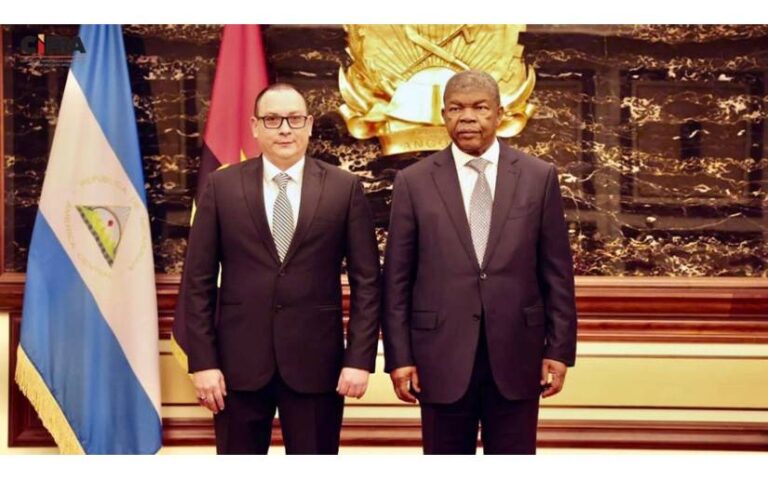 Compañero Roberto Morales Fuentes entrega cartas credenciales al Presidente de Angola