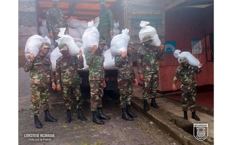 Destacamento Militar Sur realiza descargue de paquetes alimenticios
