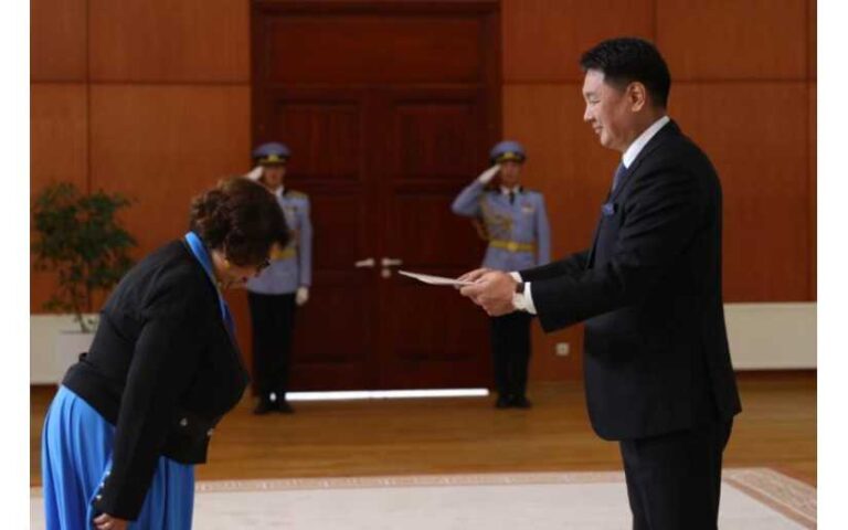 Embajadora Alba Azucena Torres presentó Cartas Credenciales al Presidente de Mongolia