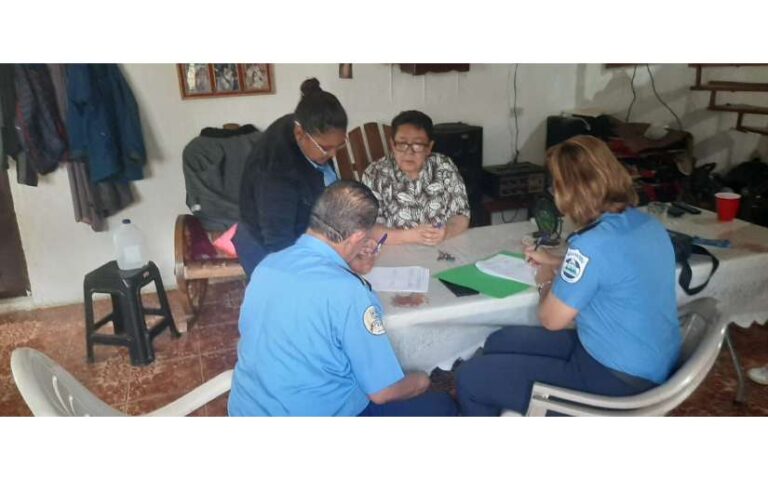 Policía Nacional entrega objetos personales de Sheynnis Palacios Cornejo