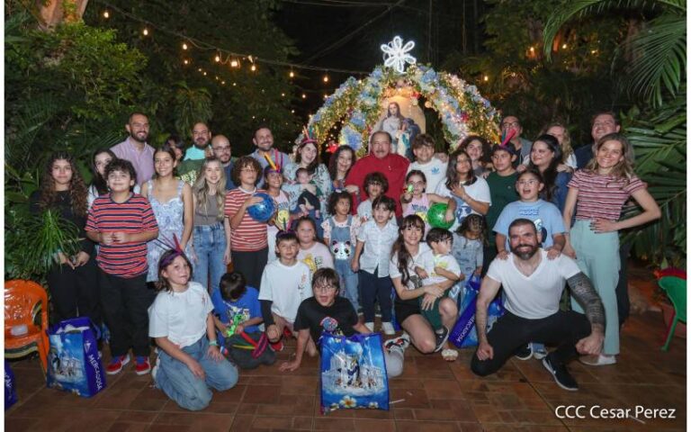 Comandante Daniel, Compañera Rosario y Familia celebran la Gritería en honor a la Virgen María!