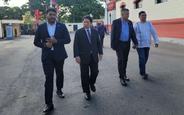 Delegación nicaragüense visita al Comandante Eterno en Caracas