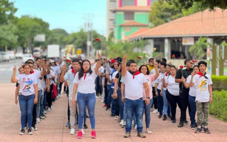 Depositan Flores en Conmemoracion del Natalicio del Coronel José Santos López