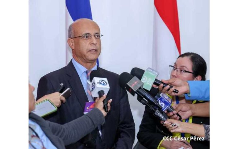 Rosario envía saludo especial al embajador de Egipto