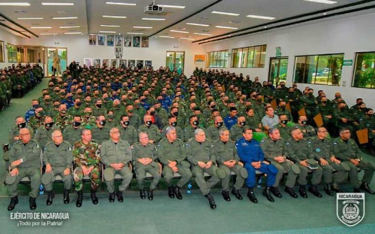 Comandante en Jefe del Ejército se reunió con jefes de direcciones, unidades y oficiales