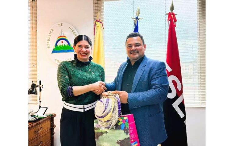 Embajadora nicaragüense en reunión con Carlos Carreño Representante a la Cámara por Bogotá