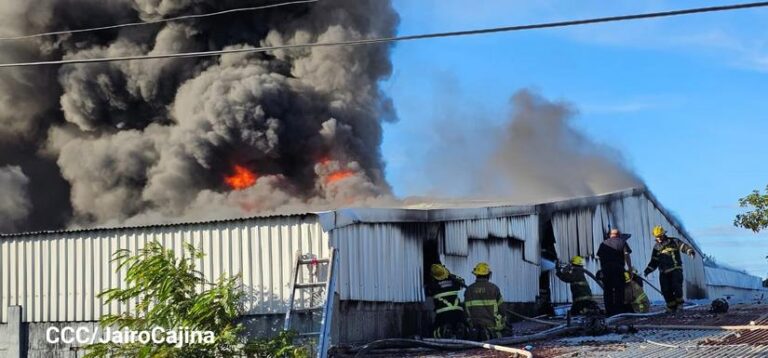 Autoridades controlan incendio en bodegas de la empresa Metalurgia Martinez en Managua