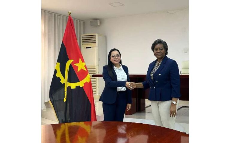 Reunión con la Ministra de Acción Social, Familia y Promoción de la Mujer de Angola