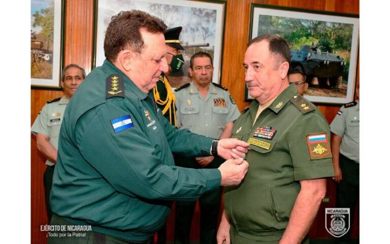 Ejército de Nicaragua condecora con medalla de honor al Jefe de la Misión Militar Rusa