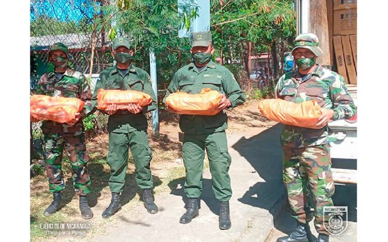Ejército de Nicaragua participó en el descargue de paquetes escolares