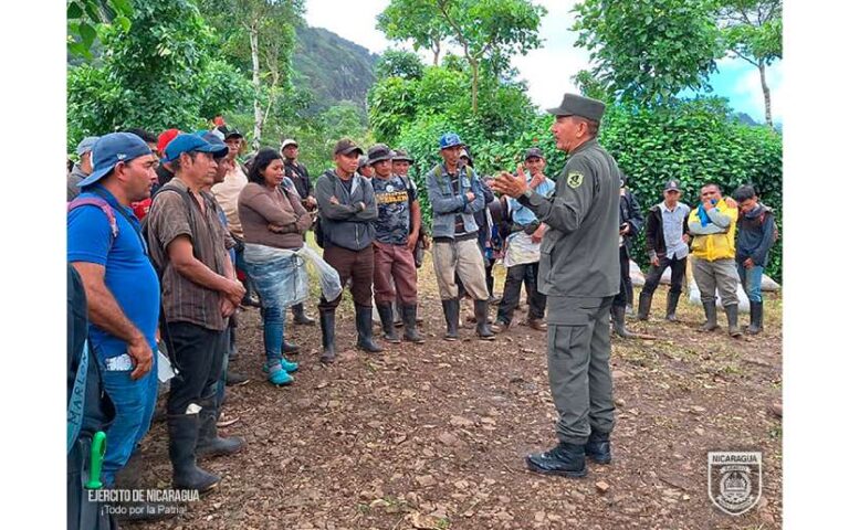Sexto Comando Militar Regional en reunión con cortadores de café del municipio de Matagalpa