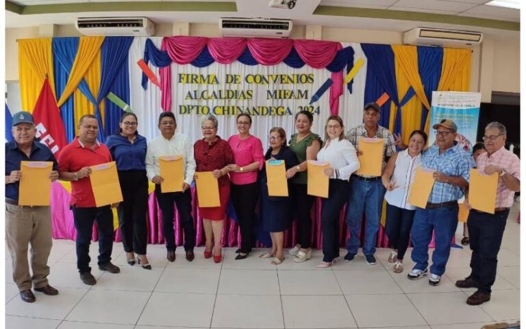 Firman convenios de subvención con CDI y Hogares de Adultos Mayor en todo el país