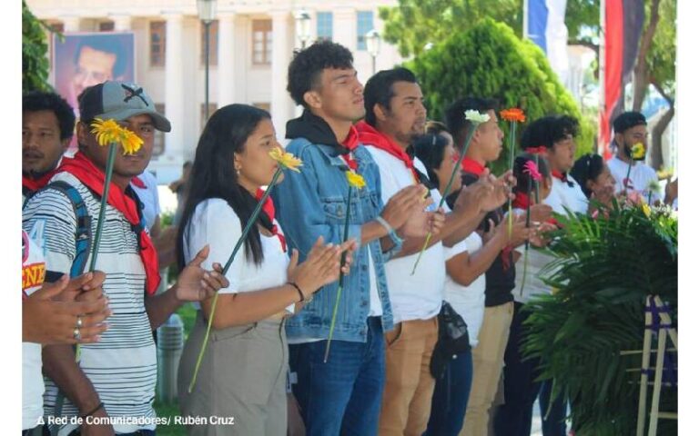 Realizan Entrega de Flores en Homenaje al Coronel Santos López