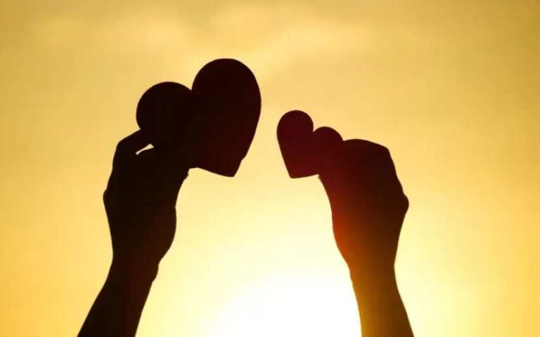 Detalles del Momento: Salud por el amor y la amistad