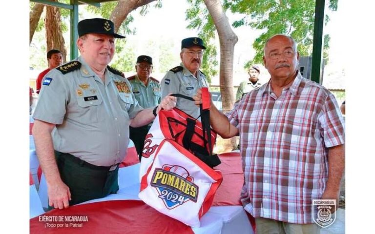 Entregan uniformes a los jugadores y cuerpo técnico del equipo “Dantos”