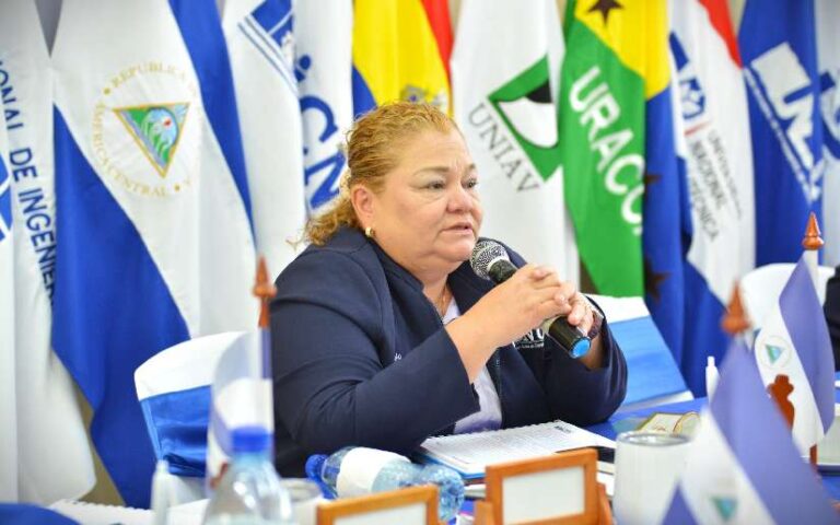 Glenda Velásquez, Rectora de la UNI en entrevista en la Revista En Vivo de Canal 4