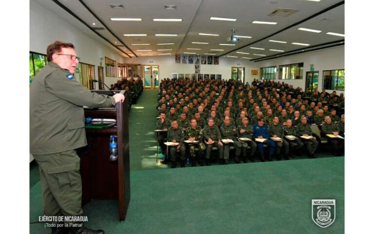 Reunión de trabajo del Comandante en Jefe con jefes de direcciones y unidades militares