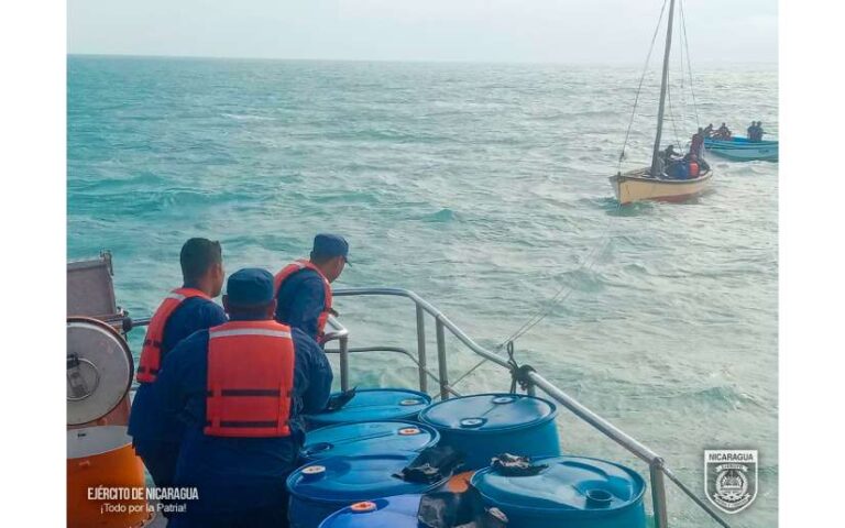 Fuerza Naval rescata a 7 tripulantes a bordo de una embarcación nicaragüense