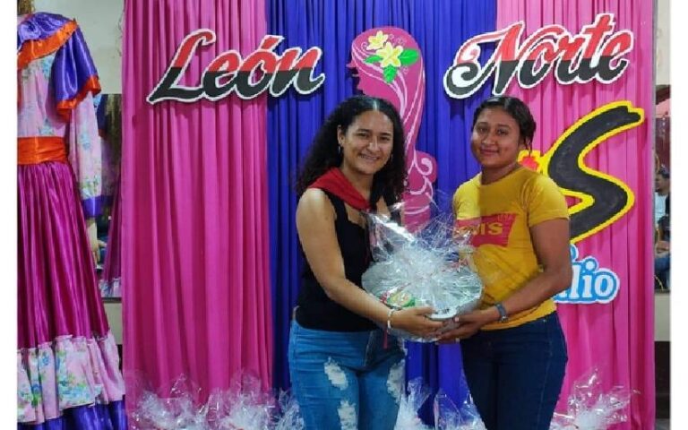 Juventud Sandinista entrega obsequios a mujeres destacadas