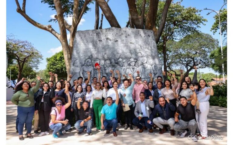 Día Nacional del Comunicador: La Patria, La Revolución!